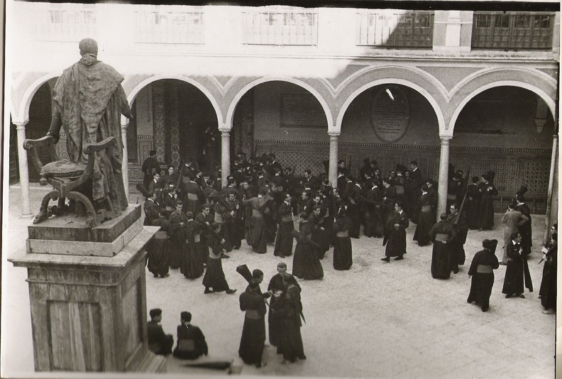 Patio Universidad Martes Santo 1945.jpg